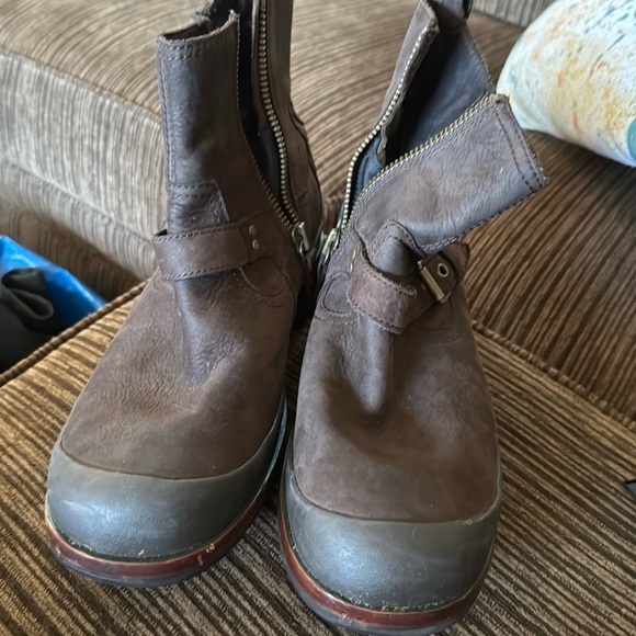 Ugg Australia Alston Zipper Buckle Suede Boots - Picture 10 of 12